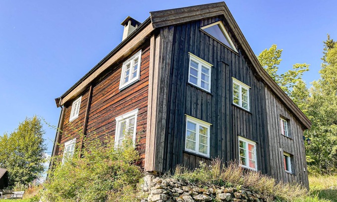 Hafjell House | Atmospheric cottage with charming view of mountains and lake.