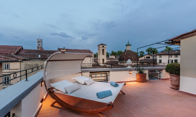 Lucca Historical Center Apartment | Attico esclusivo con grande terrazza e vista panoramica sulla città di Lucca