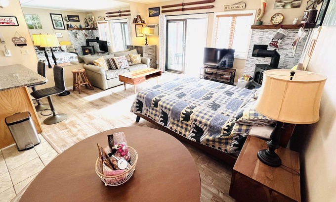 Bartlett Apartment | ATTITASH STUDIO🌟MOUNTAIN VIEW🌟STORYLAND🌟 POOLS🌟 NEWLY REMODELED