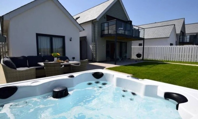 Westleigh House | Attractive pet friendly beach house with hot tub