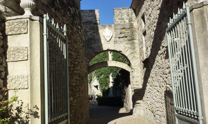 Chateauneuf-de-Gadagne Other | Atypical house with character: panoramic Alpilles, Luberon, and Ventoux views