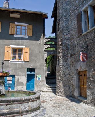 Albertville Bed & Breakfast | Au Cheval Blanc - appartements et chambres d'hôtes