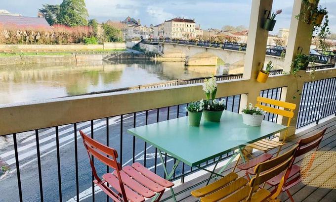 Saintes Apartment | "Au Fil de la Charente" - Coeur de Saintes - WIFI Clim - Classé 4 étoiles - 4 pers