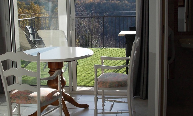 Bagnols-en-Foret Hotel | Au Relais Provencal