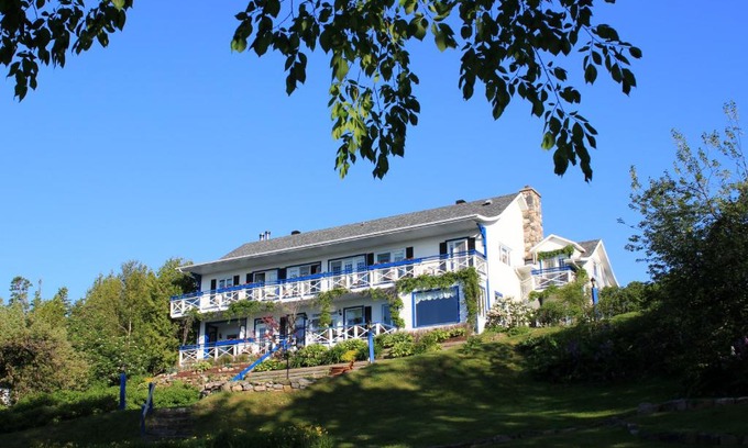 Cap-a-l'Aigle Hotel | Auberge Fleurs de Lune
