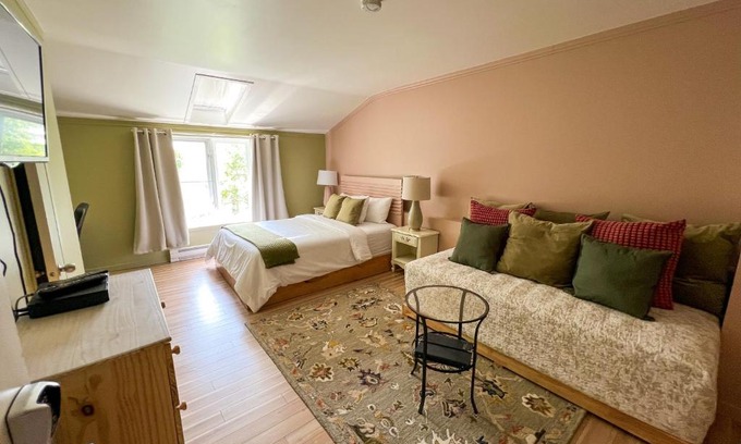Grandes-Bergeronnes Hotel | Auberge la Rosepierre bistro Henri
