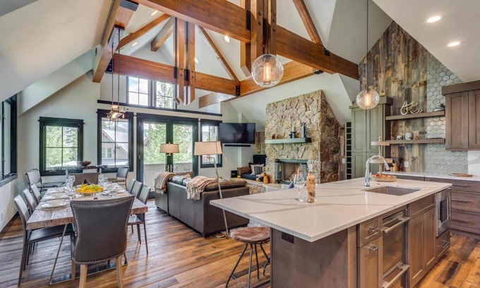 Four O'Clock House | Aussie Elegance at Slopeside