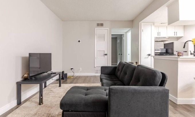Hyde Park Apartment | Austin Gem Gym Great Rate
