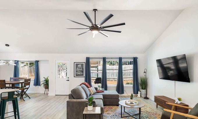 McKinney House | Austin Getaway-Perfect for Groups of 8 and Pets!