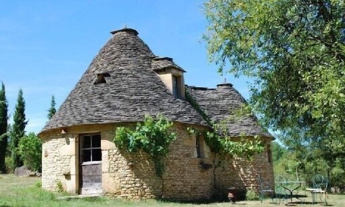 Savignac-de-Miremont Cottage | Authentic 'Borie of Le Cause' stone -built and roofed in Périgord Noir