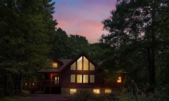 Briar Crest Woods Cabin | Authentic Pocono Log Cabin | Hot Tub | Lake Access