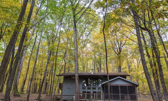 Berkeley Springs House | Autumn Wings -wifi, screen porch, pool access, hiking, family friendly