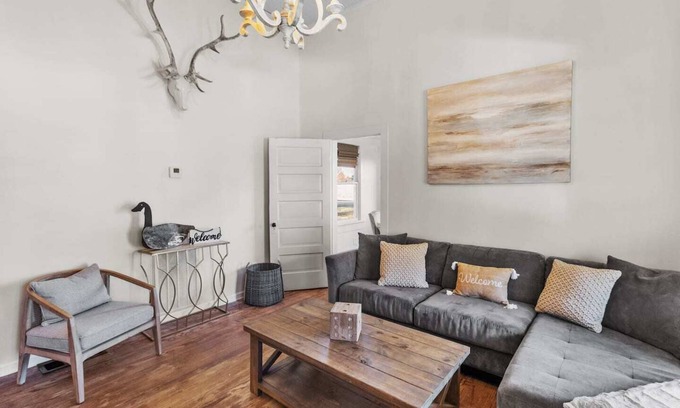 Mooringsport House | Avail this weekend, family friendly with porch swing