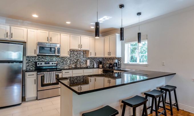Touro Apartment | AVENUE GARDENS at 4132 Saint Charles "C2"