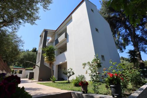 Paliouri Apartment | AVRA STUDIOS