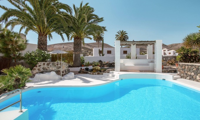 Haria House | Award-Winning Holiday Home "Casita Carmelo" with Mountain Views and Pool