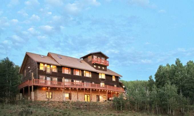 Como House | Awe-Inspiring Mtn Lodge w/hot tub for large groups