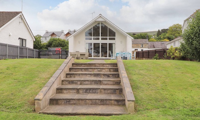 Newport Cottage | AWEL DEG, pet friendly, with a garden in Newport, Pembrokeshire