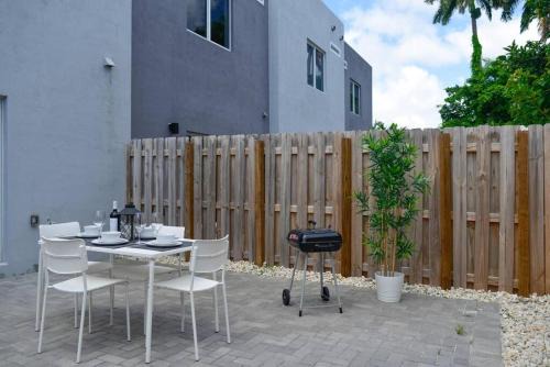 Golden Glades Apartment | Awesome 3BR Townhouse 15minutes from the Beach