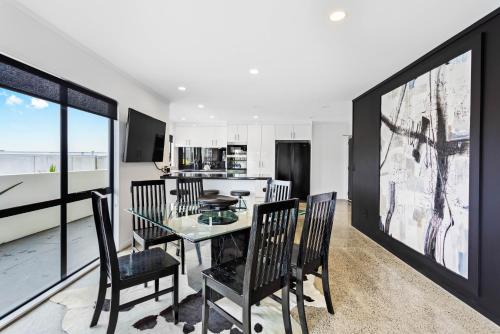 Manukau City Apartment | Awesome Designer 3BR Apt in the Heart of Manukau