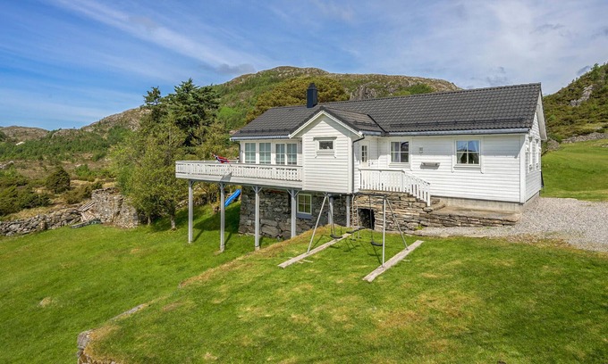 Gulen Municipality House | Awesome home in ånneland with WiFi