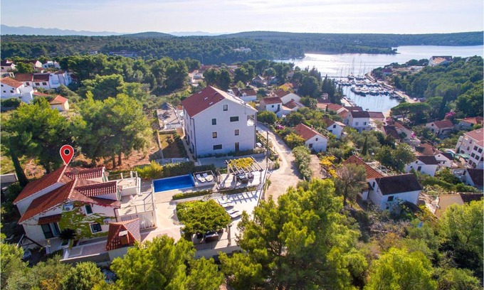 Cove Makarac (Milna) House | Awesome Home In Milna With Wifi