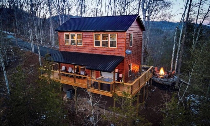 Gatlinburg - Pigeon Forge Cabin | Awesome Location- Private Mountain Top, Quiet Family Cabin!