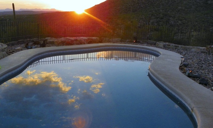 Milagrosa Hills House | AWESOME Sunsets by the Heated Pool, putting green, hot tub & Tucson Night Lights