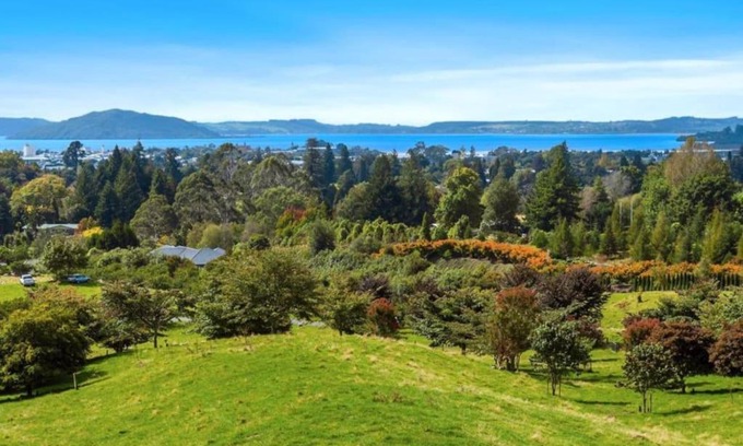 Rotorua House | Aww Sheep-Uninterrupted Panoramic View with Spa