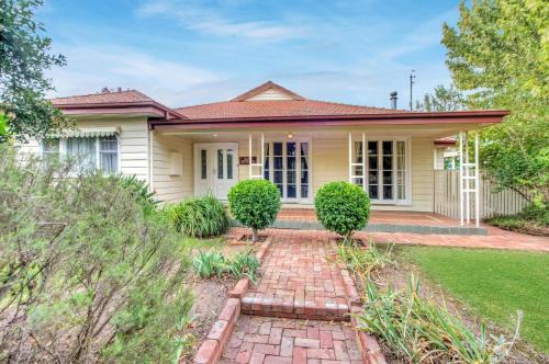 Echuca House | Ayr House - Echuca Holiday Homes