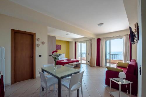 Santa Teresa di Riva Bed & Breakfast | B&B La Sirena