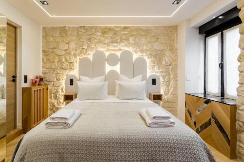 Faubourg Saint-Germain Apartment | B1 Beautiful, Luxury Near Eiffel Tower Sleeps AC