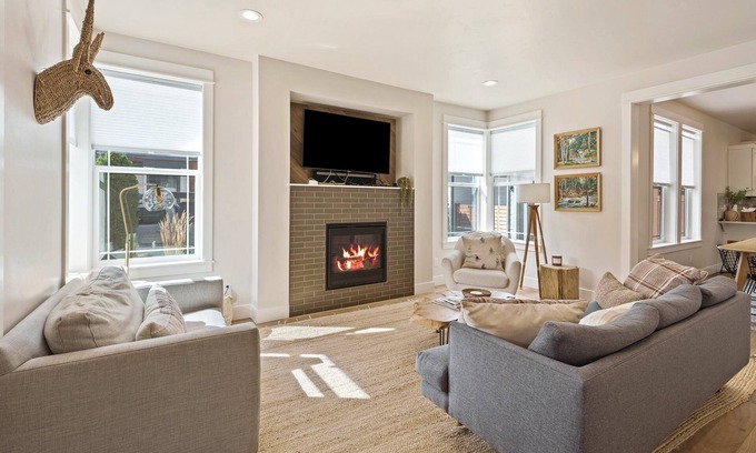 Century West House | Bachelor Bliss - near Mt Bachelor & Trail w/Hot Tub, separate ADU