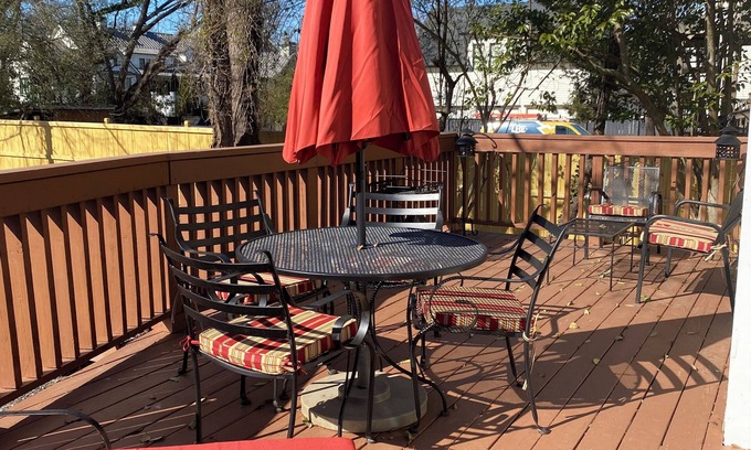 Roswell Cottage | Back by popular demand! Charming Cottage on Canton St-Walk to Restaurants-Shops!