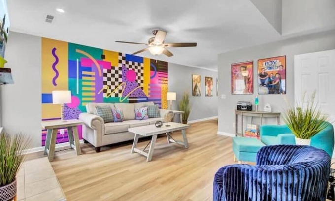 North Charleston House | Back to the 90s! Throwback Vibe, Walkable to Bars!