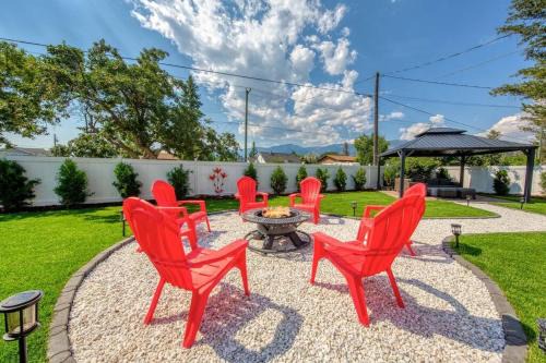 East Kootenay House | Backyard Oasis Hot Tub, BBQ, Outdoor Bar