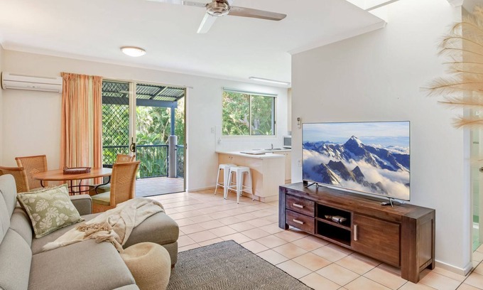 Rainbow Beach Apartment | Baden 28 - Rainbow Shores. Top Floor Unit. Air conditioned. Walk to Beach
