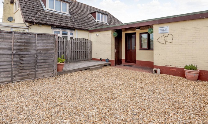 Kirkby on Bain Cottage | BAINSIDE HOLIDAY LODGE, pet friendly, with a garden in Woodhall Spa