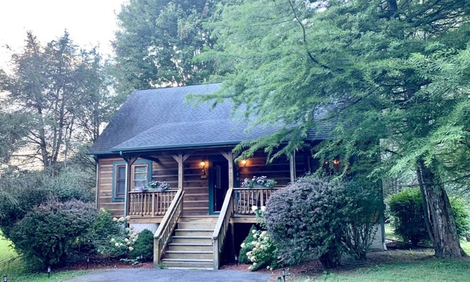 Boone Cabin | Baird's Creek Cabin Cozy Cabin, Close to Golf, Creekside