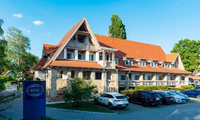 Balatonkenese Hotel | Balatonfői Yacht Club