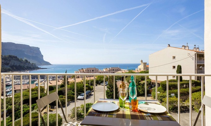 Cassis Apartment | Balcony overlooking the sea Terrace with sea view