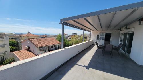 Pylaia-Chortiatis Apartment | Balcony Relax Room