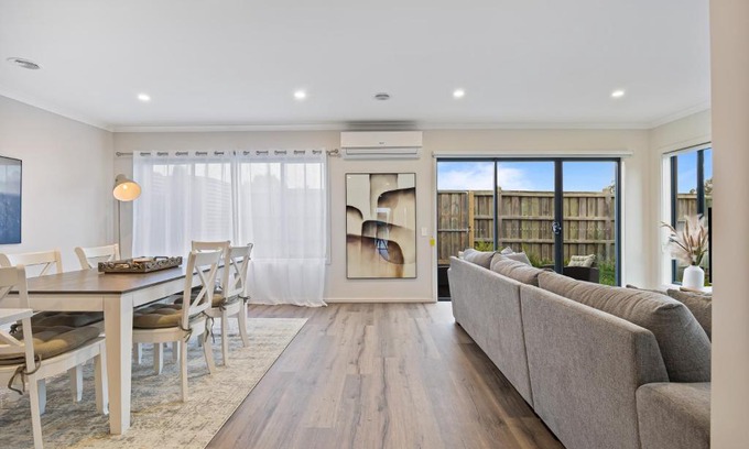 Lake Gardens House | Ballarat Modern Oasis, Stylish 3 bedroom 2 bathroom Retreat, Newly build, New appliances, beds and furniture, Walking distance to Shopping mall