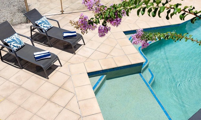 Balmoral House | Balmoral Pool Home|City Skyline Views|Pet Friendly