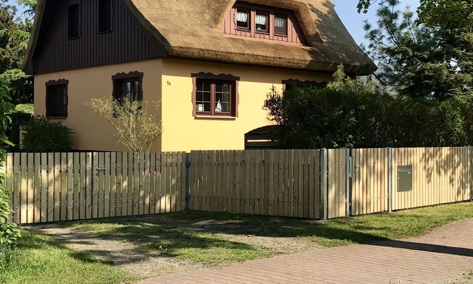 Wieck auf dem Darss House | Baltic Sea, large country house with thatched roof, 6 pers., quiet location, family-friendly