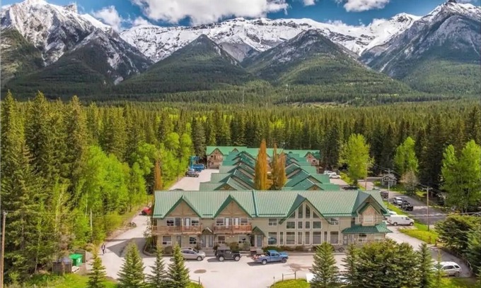 Harvie Heights House | Banff Beautiful Townhouse free parking at the foot of Rocky Mountains