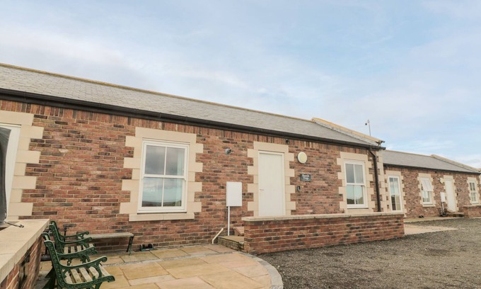 South Charlton Cottage | BANK TOP COTTAGE, family friendly, luxury holiday cottage in Embleton