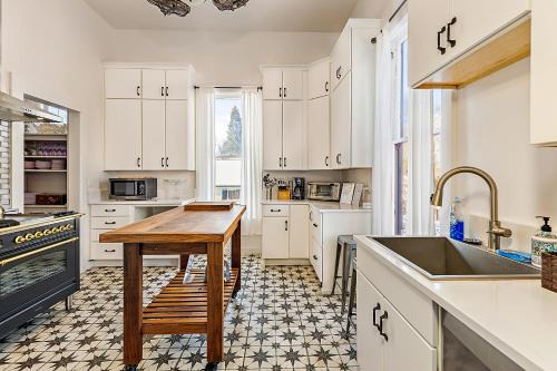Ashland Apartment | Barclay Klum House by WanderLodges