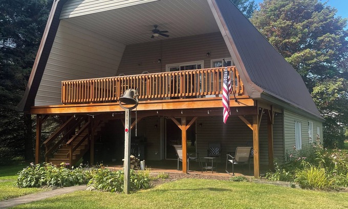 Bemus Point House | Barn in Bemus Point -1 mile to Chautauqua Lake and right on the snowmobile trail