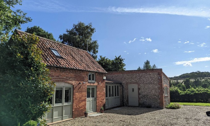 Little Thornage House | Barn North Norfolk Close to Holt & Blakeney, free private parking & WiFi